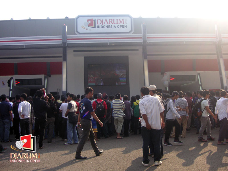 Planet badminton dipenuhi pecinta badminton yang nonton bareng di luar lapangan