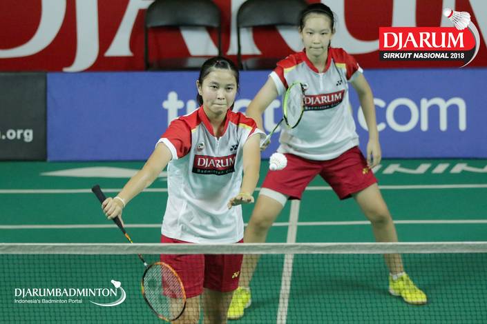 Kelly Larissa/Salli Lin (PB Djarum Kudus) melepaskan serve.