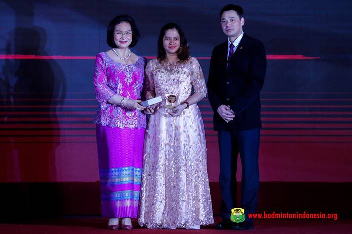 Presiden Asosiasi Bulutangkis Thailand (BAT) sekaligus Wakil Presiden BWF, Khunying Patama Leeswadtrakul (kiri) bersama Leani Ratri Oktila (tengah). Presiden Asosiasi Bulutangkis Thailand (BAT) sekaligus Wakil Presiden BWF, Khunying Patama Leeswadtrakul (kiri) bersama Leani Ratri Oktila (tengah).