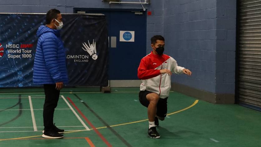 Tunggal putra Indonesia, Jonatan Christie (kanan) saat menjalani pemanasan sebelum memulai latihan. (Foto: PP PBSI) Tunggal putra Indonesia, Jonatan Christie (kanan) saat menjalani pemanasan sebelum memulai latihan. (Foto: PP PBSI)