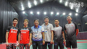 Herry Iman Pierngadi dan Aryono Miranat (tegah) bersama Kevin Sanjaya Sukamuljo/Marcus Fernaldi Gideon serta Hendra Setiawan/Mohammad Ahsan.