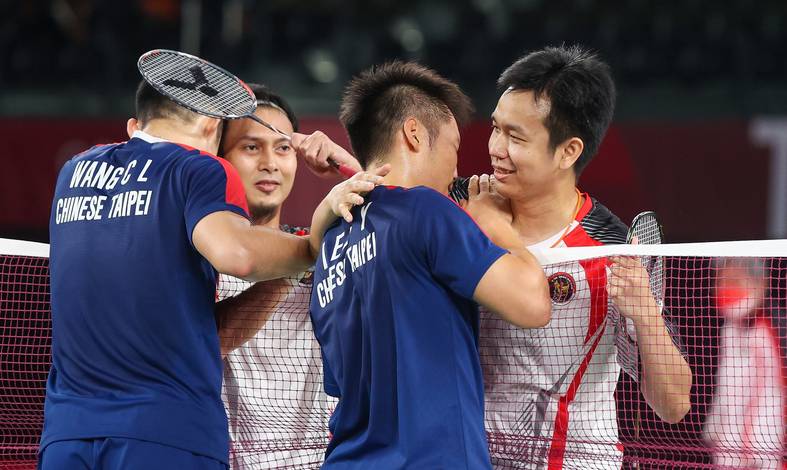 Ganda putra Indonesia, Hendra Setiawan/Mohammad Ahsan (kanan) memberikan apresiasi kepada Lee Yang/Wang Chi Lin (Taiwan) karena berhasil lolos ke final Olimpiade Tokyo 2020. (Foto: BADMINTONPHOTO - Yves Lacroix)