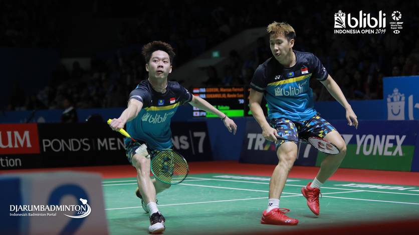 Kevin Sanjaya Sukamuljo/Marcus Fernaldi Gideon (Indonesia) mengembalikan shuttlecock.