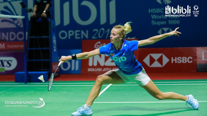 Tunggal putri Denmark, Mia Blichfeldt mengembalikan shuttlecock. Tunggal putri Denmark, Mia Blichfeldt mengembalikan shuttlecock.