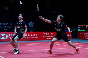 Kevin Sanjaya Sukamuljo/Marcus Fernaldi Gideon (Indonesia) mengembalikan shuttlecock.