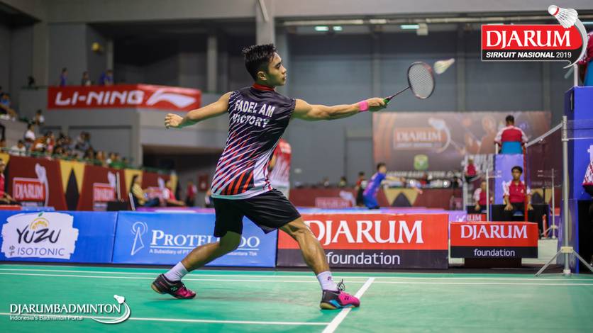 Andi Fadel Muhammad (PB Victory Bogor) mengembalikan shuttlecock. Andi Fadel Muhammad (PB Victory Bogor) mengembalikan shuttlecock.
