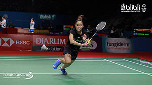 Ruselli Hartawan (Indonesia) bersiap menggapai pengembalian.