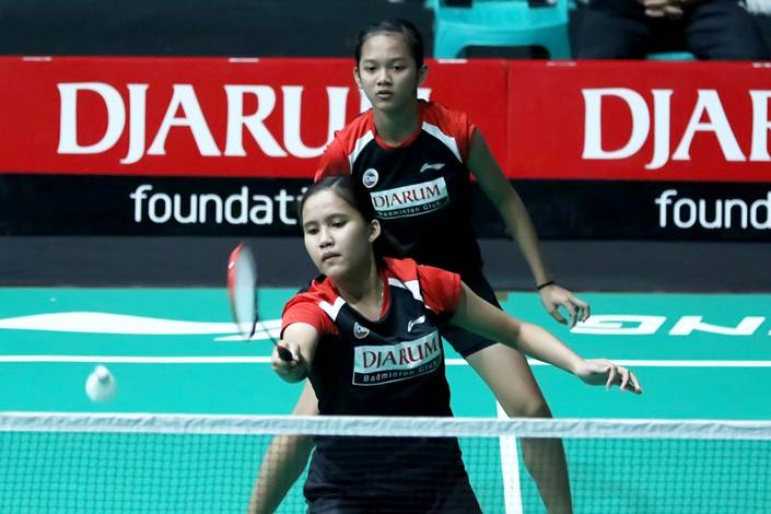 Bilqis Pratista/Silvia Pramesti (PB Djarum Kudus) mengembalikan shuttlecock.