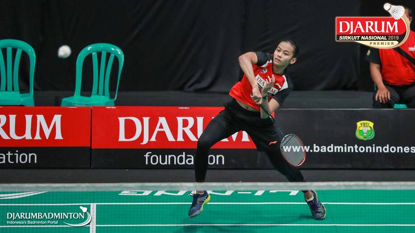 Dinar Dyah Ayustine (PB Djarum Kudus) mengembalikan shuttlecock. Dinar Dyah Ayustine (PB Djarum Kudus) mengembalikan shuttlecock.