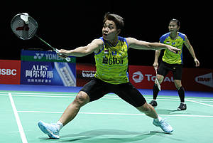 Greysia Polii/Apriyani Rahayu (Indonesia) mengembalikan shuttlecock.