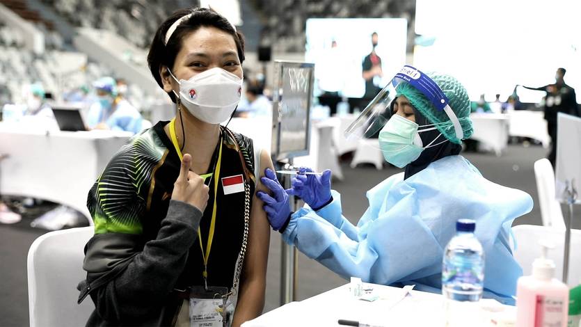 Pemain ganda campuran Indonesia, Gloria Emanuelle Widjaja (kiri) menerima vaksinasi COVID-19. (Foto: PP PBSI)
