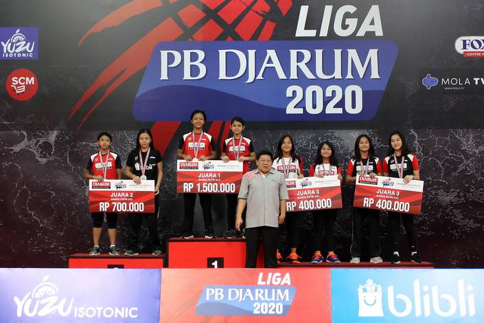 Program Director Bakti Olahraga Djarum Foundation sekaligus Ketua Umum PB Djarum Kudus, Yoppy Rosimin (bawah) bersama para juara ganda putri U-13 Liga PB Djarum 2020.