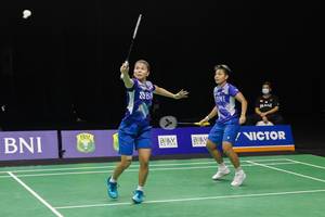 Greysia Polii/Apriyani Rahayu (Indonesia) mengembalikan shuttlecock. (Foto: PP PBSI)