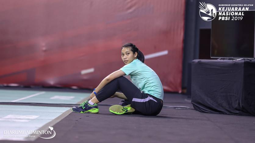 Putri Larasati mengalami cedera lutut kiri saat sesi latihan. Putri Larasati mengalami cedera lutut kiri saat sesi latihan.
