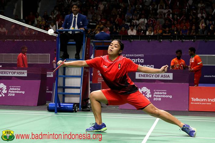 Gregoria Mariska mengembalikan shuttlecock.