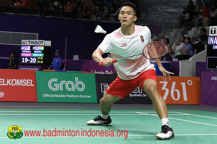 Jonatan Christie bersiap menghadang pengembalian. Jonatan Christie bersiap menghadang pengembalian.