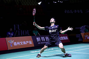 Anthony Sinisuka Ginting mengembalikan shuttlecock.