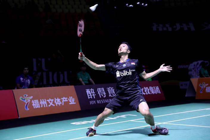 Anthony Sinisuka Ginting mengembalikan shuttlecock. Anthony Sinisuka Ginting mengembalikan shuttlecock.