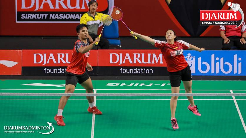 Amri Syahnawi/Pia Zebadiah Bernadet (PB Jaya Raya) mengembalikan shuttlecock. Amri Syahnawi/Pia Zebadiah Bernadet (PB Jaya Raya) mengembalikan shuttlecock.