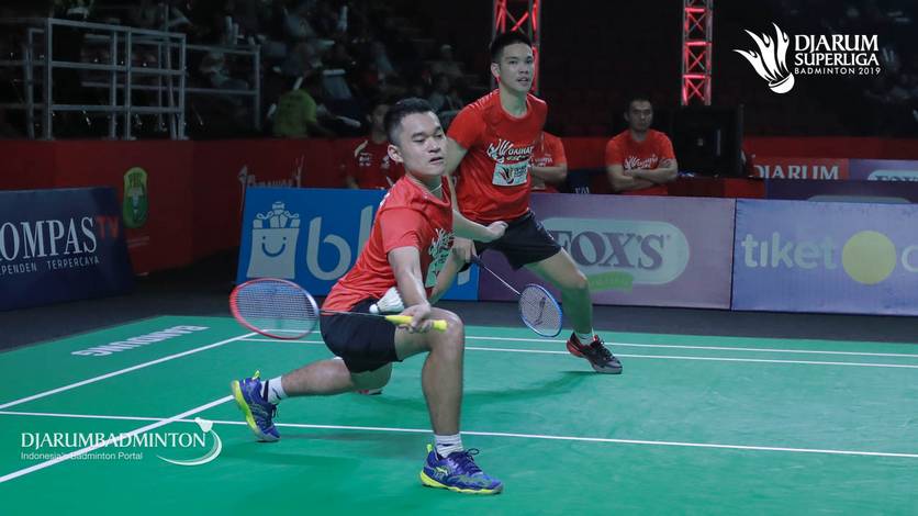 Leo Rolly Carnando/Daniel Marthin (Indonesia) bersiap menghadang serangan.