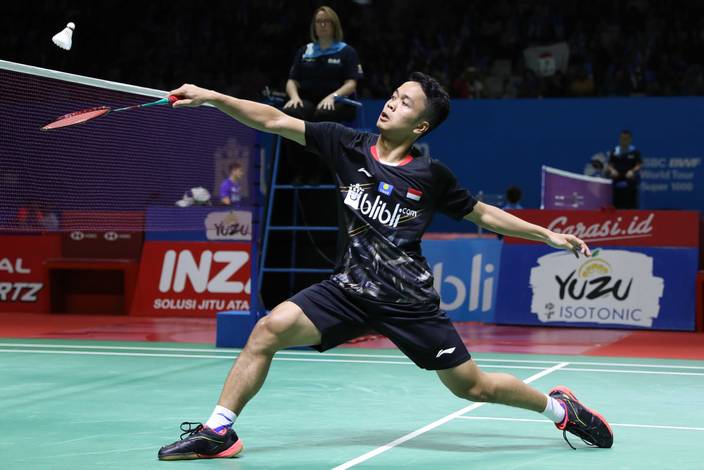 Anthony Sinisuka Ginting (Indonesia) mengembalikan shuttlecock. Anthony Sinisuka Ginting (Indonesia) mengembalikan shuttlecock.
