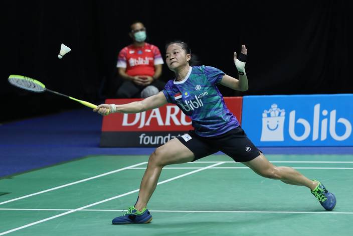 Fitriani menggapai pengembalian. Fitriani menggapai pengembalian.