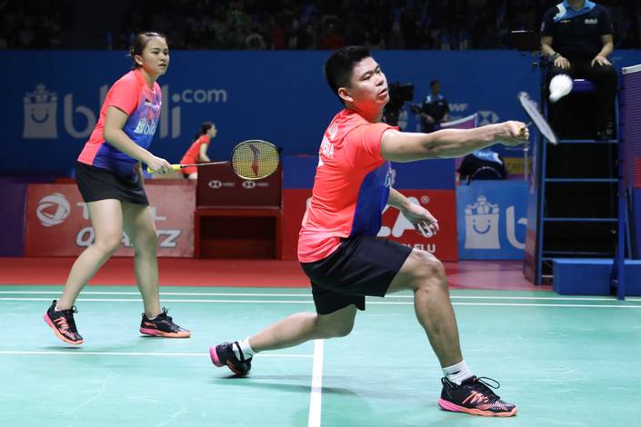 Praveen Jordan/Melati Daeva Oktavianti (Indonesia) menyambut pengembalian.