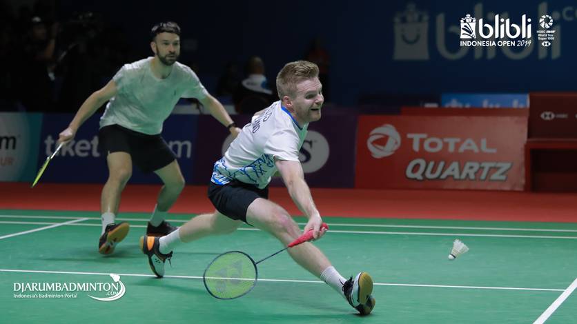 Marcus Ellis/Chris Langridge (Inggris) berusaha menggapai pengembalian. Marcus Ellis/Chris Langridge (Inggris) berusaha menggapai pengembalian.