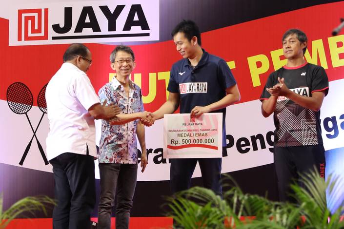 Hendra Setiawan (dua dari kanan) mendapatkan bonus sebesar Rp 500 juta. Hendra Setiawan (dua dari kanan) mendapatkan bonus sebesar Rp 500 juta.