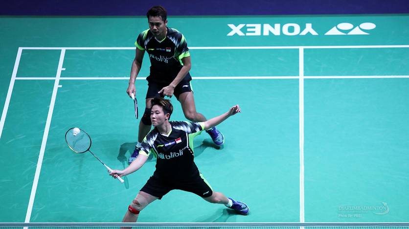 Tontowi Ahmad/Liliyana Natsir mengembalikan shuttlecock. Tontowi Ahmad/Liliyana Natsir mengembalikan shuttlecock.