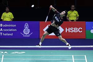 Shesar Hiren Rhustavito (Indonesia) melepaskan serangan.