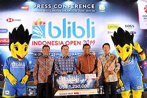 Ketua Umum PP PBSI, Wiranto (kedua dari kanan) bersama jajaran, berfoto bersama usai konfrensi pers Blibli.com Indonesia Open 2019 BWF World Tour Super 1000.