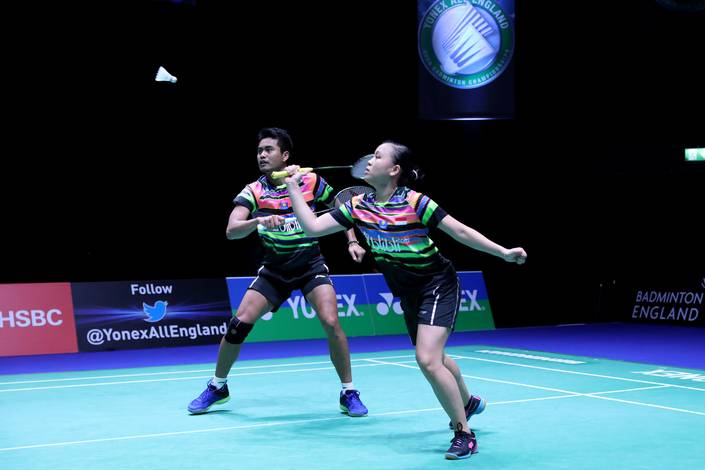 Tontowi Ahmad/Winny Oktavina Kandow (Indonesia) bersiap menyambut pengembalian. Tontowi Ahmad/Winny Oktavina Kandow (Indonesia) bersiap menyambut pengembalian.