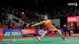 Saina Nehwal berusaha menggapai pengembalian.