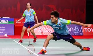 Ganda campuran Indonesia, Adnan Maulana/Mychelle Crhystine Bandaso menyambut pengembalian. (Copyright: Badmintonphoto | Courtesy of BWF)