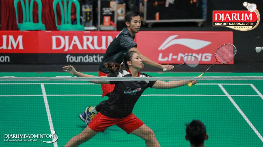 Rian Agung Saputro/Brigita Marcelia Rumambi (PB Berjat Abadi) mengembalikan shuttlecock. Rian Agung Saputro/Brigita Marcelia Rumambi (PB Berjat Abadi) mengembalikan shuttlecock.