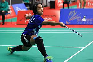 Yasnita Enggira Setiawan mengembalikan shuttlecock.