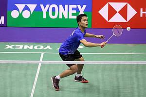 Anthony Sinisuka Ginting (Indonesia) menyambut pengembalian.