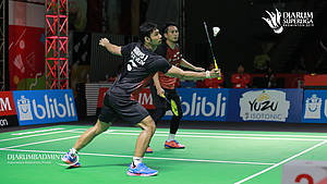 Berry Angriawan/Muhammad Ahsan (PB Djarum) mengembalikan shuttlecock.