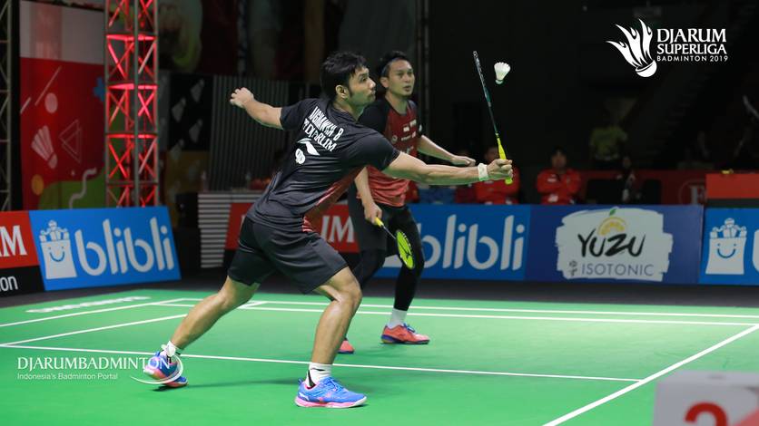 Berry Angriawan/Muhammad Ahsan (PB Djarum) mengembalikan shuttlecock. Berry Angriawan/Muhammad Ahsan (PB Djarum) mengembalikan shuttlecock.