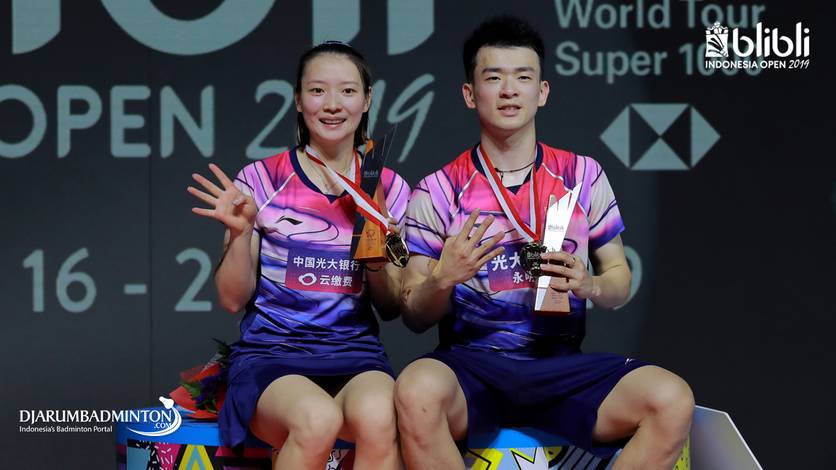 Ganda campuran nomor satu dunia asal Tiongkok, Zheng Si Wei/Huang Ya Qiong saat menjuarai Blibli Indonesia Open 2019 BWF World Tour Super 1000. Ganda campuran nomor satu dunia asal Tiongkok, Zheng Si Wei/Huang Ya Qiong saat menjuarai Blibli Indonesia Open 2019 BWF World Tour Super 1000.