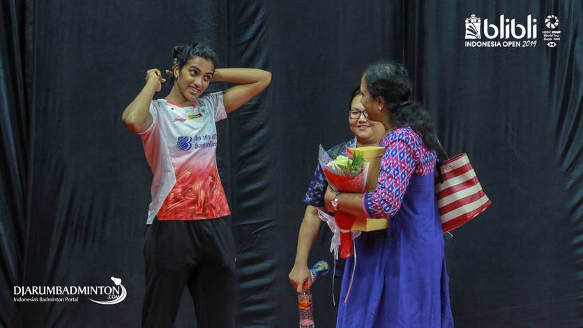 Pusarla V. Sindhu (kiri) saat berbincang di warming up hall. Pusarla V. Sindhu (kiri) saat berbincang di warming up hall.