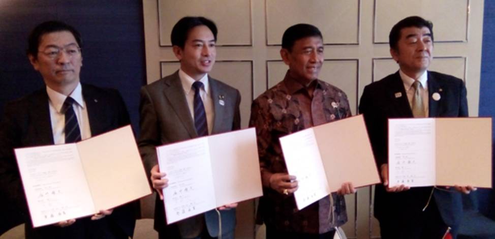 Ketua Umum PP PBSI Wiranto Berfoto Bersama Perwakilan Kota Yokote, Akita Prefecture, Jepang, usai Menandatangani Nota Kesepahaman Kerjasama. (Foto: PBSI)