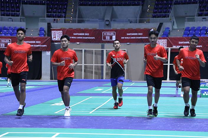 Skuad Indonesia pada Kejuaraan Dunia Junior 2022 melakukan pemanasan (Humas PP PBSI) Skuad Indonesia pada Kejuaraan Dunia Junior 2022 melakukan pemanasan (Humas PP PBSI)