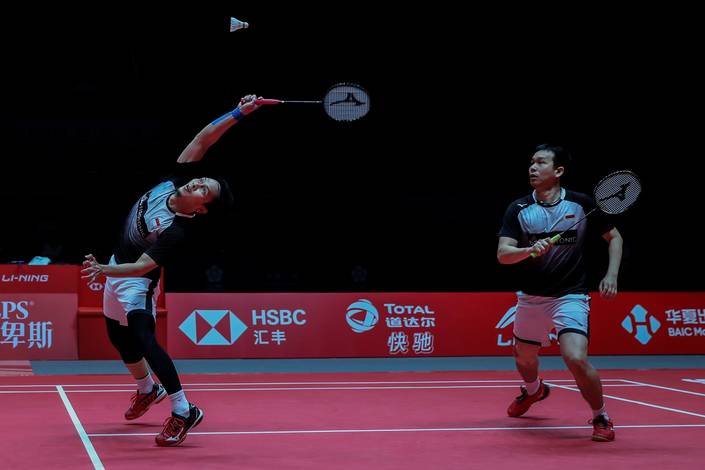 Hendra Setiawan/Mohammad Ahsan (Indonesia) bersiap menyambar pengembalian. Hendra Setiawan/Mohammad Ahsan (Indonesia) bersiap menyambar pengembalian.