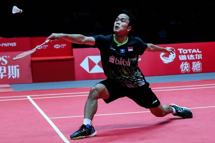 Tunggal putra Indonesia, Anthony Sinisuka Ginting mengembalikan shuttlecock. Tunggal putra Indonesia, Anthony Sinisuka Ginting mengembalikan shuttlecock.