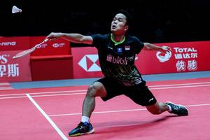 Tunggal putra Indonesia, Anthony Sinisuka Ginting mengembalikan shuttlecock.