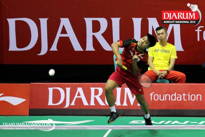 Syabda Perkasa Belawa (PB Djarum Kudus) melepaskan serangan. Syabda Perkasa Belawa (PB Djarum Kudus) melepaskan serangan.