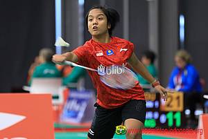 Yasnita Enggira Setiawan bersiap menghadang pengembalian.