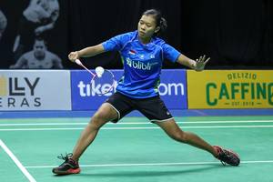 Saifi Rizka Nur Hidayah mengembalikan shuttlecock.